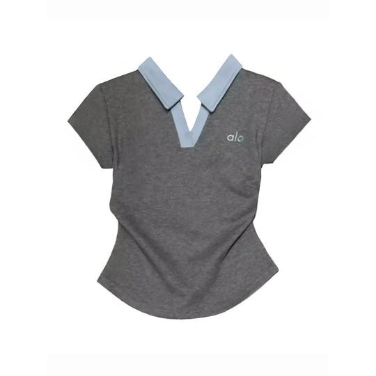 Damen nan kurzärmeliges Polo-Shirt mit offenem V-Ausschnitt, Hemdkragen und dezenter Logo-Stickerei EB