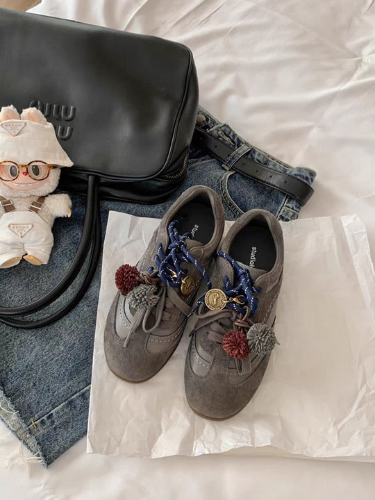 Damen modische Freizeit-Sneaker mit dekorativen Pompons und innovativem Schnürsystem EB