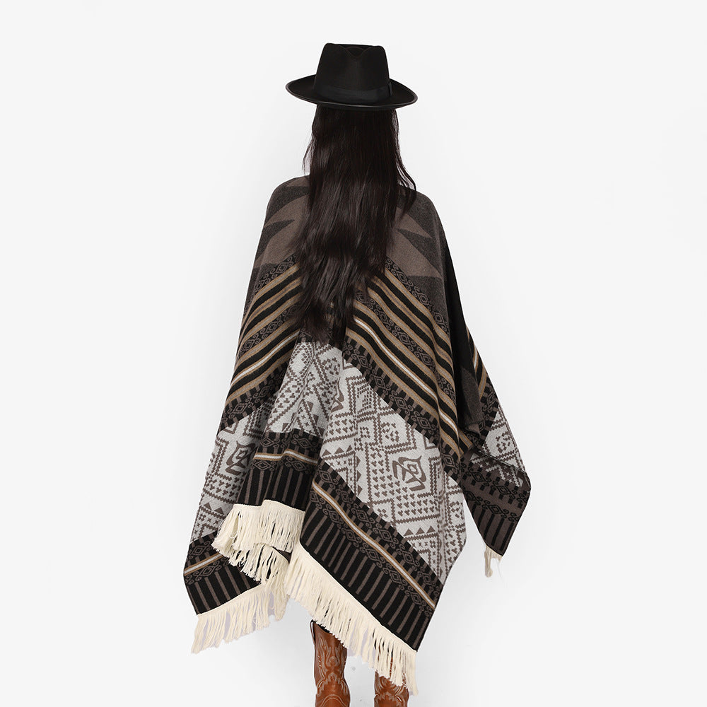 Damen Jacquard‑Ruana im Deckenstil mit V‑Ausschnitt, geometrischem Ethno‑Muster und Fransensaum EB