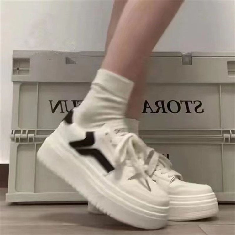 Damen Sneaker mit hochgezogener Plateausohle und atmungsaktiver Oberflächenstruktur EB