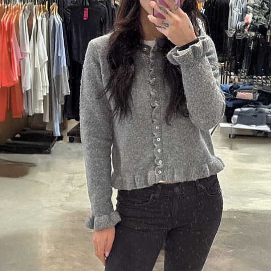 Damen nan kurz geschnittener Strickcardigan mit Volantknopfleiste und gerafften Bündchen EB