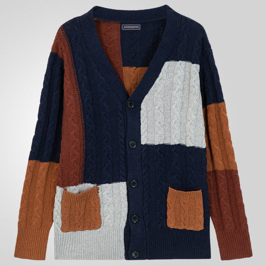 Herren Strickjacke mit modernem Zopfmuster und farblich abgestimmten Taschen EB