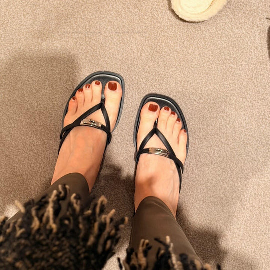 Damen Elegante Zehentrenner-Sandalen mit modischem Riemen und glänzendem Akzent EB