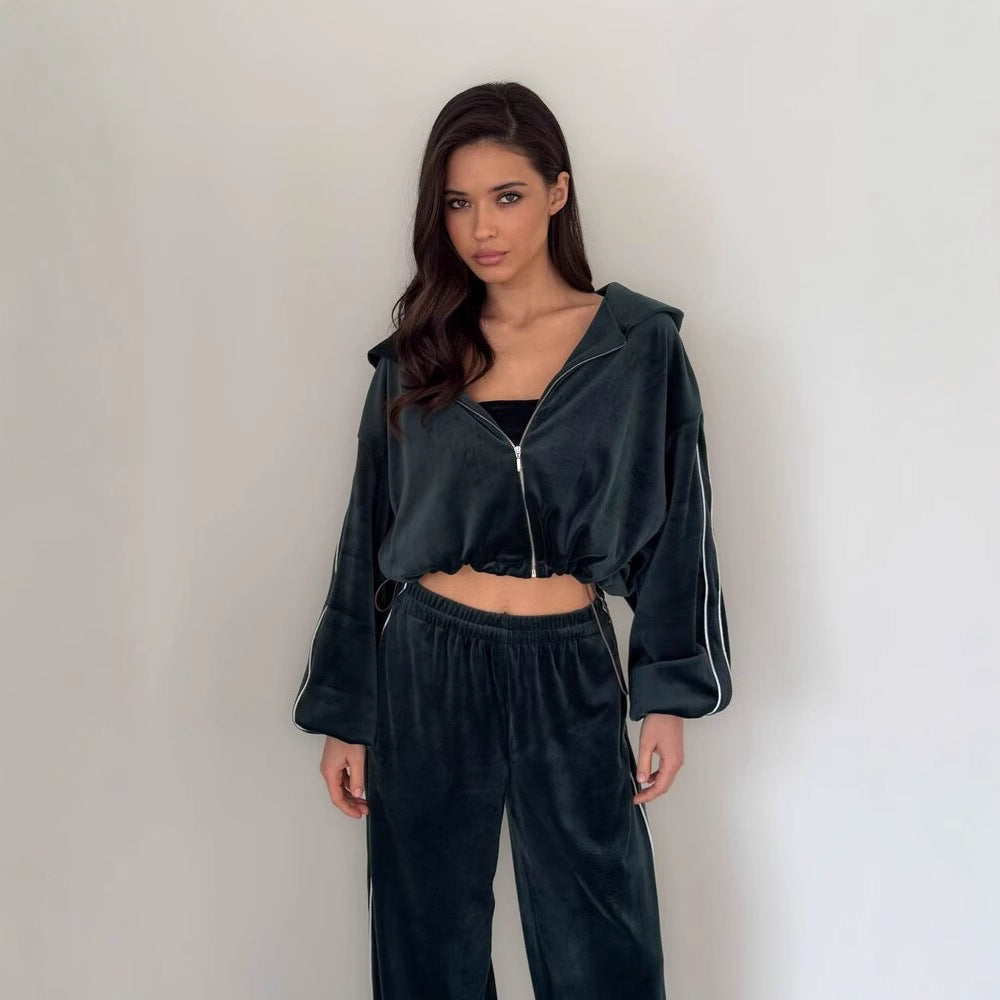 Damen dreiteiliges Samt-Lounge-Set mit Bandeau-Top, Kapuzen-Zipjacke und weiter High-Waist Palazzo-Hose Eichborn Berlin