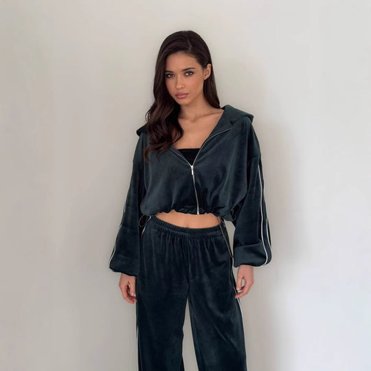Damen dreiteiliges Samt-Lounge-Set mit Bandeau-Top, Kapuzen-Zipjacke und weiter High-Waist Palazzo-Hose Eichborn Berlin