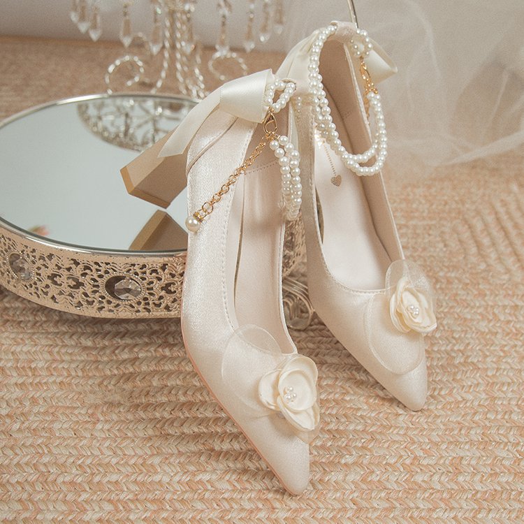 Damen elegante Spitzen-Pumps mit floralem Akzent und Perlenschmuck EB