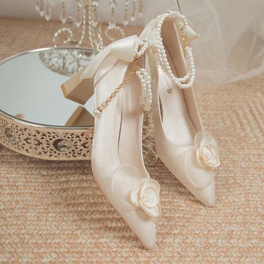 Damen elegante Spitzen-Pumps mit floralem Akzent und Perlenschmuck EB