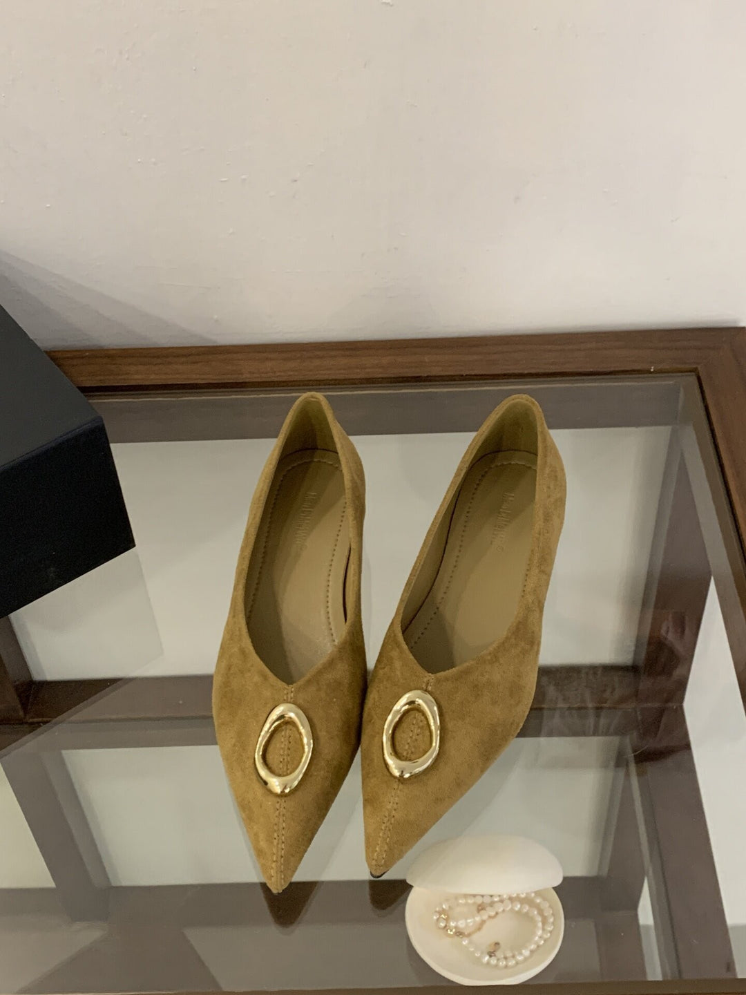 Damen elegante spitze Pumps mit dekorativen Metallakzenten EB