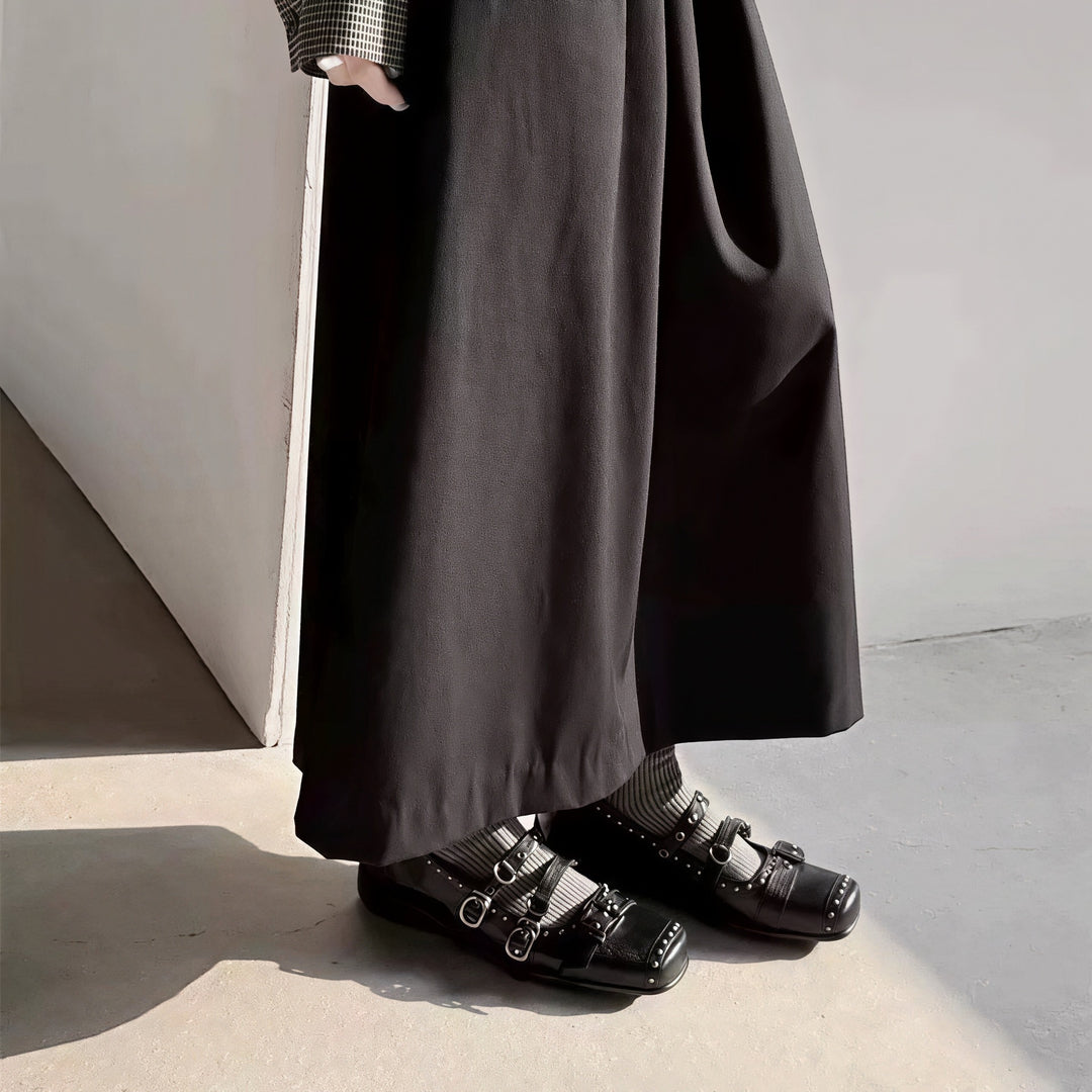 Damen Modische Ballerinas mit verstellbarem Riemchen und eleganten Nieten EB