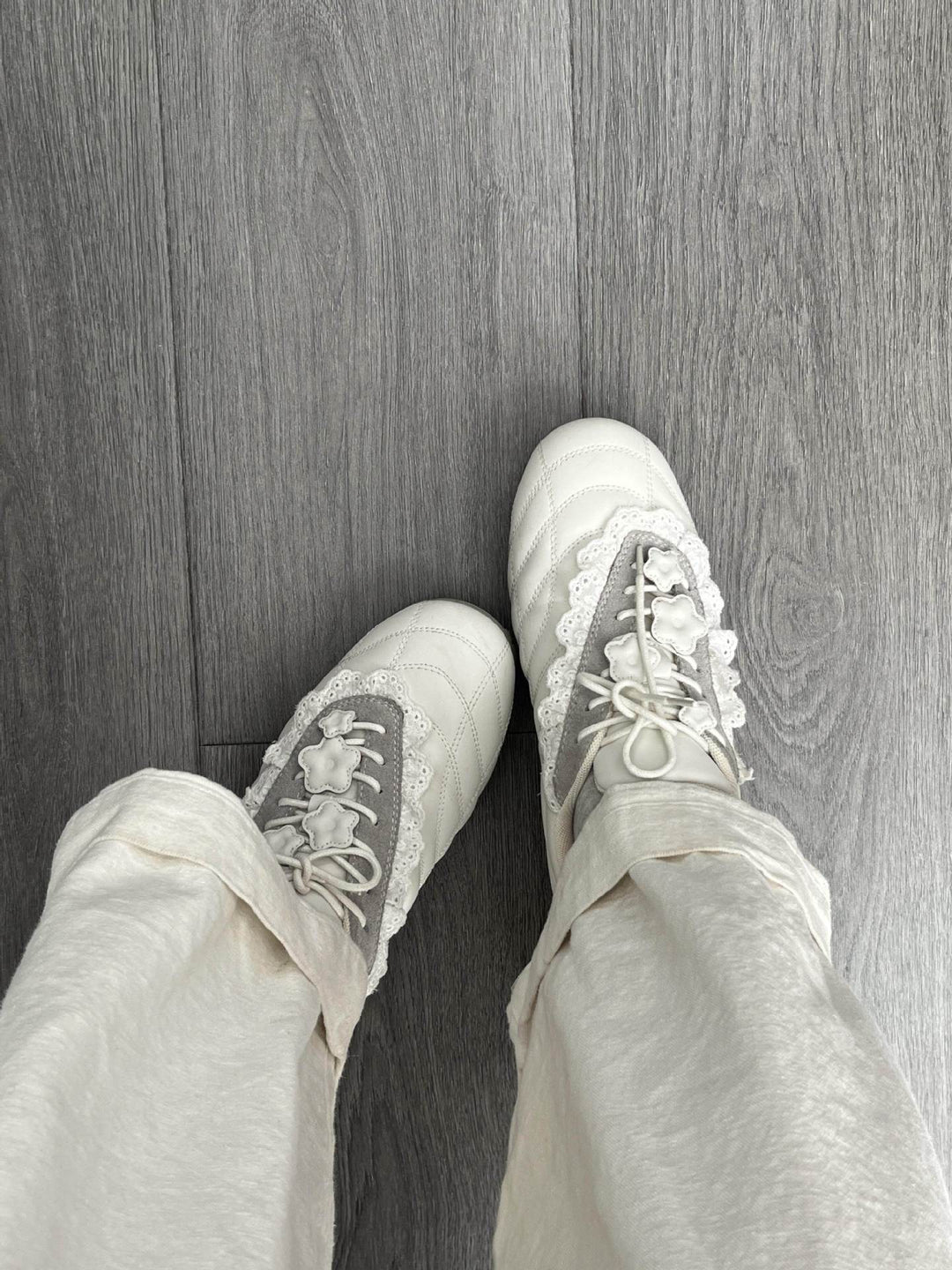 Damen Sneaker mit romantischem Spitzendetail und sportlichem Design EB