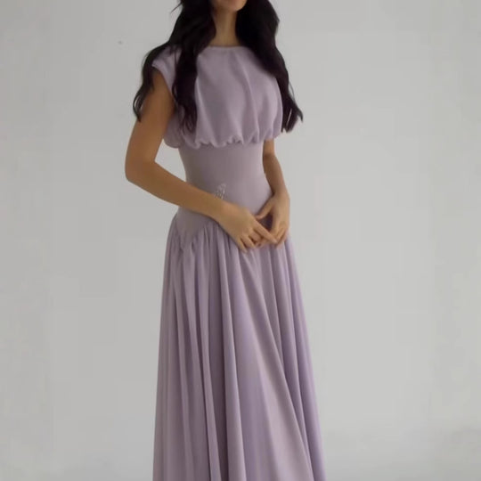 Damen Maxikleid mit eleganter Raffung und femininen Akzenten EB