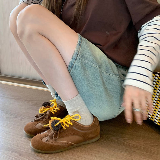 Damen modische Freizeit-Sneaker mit dekorativen Pompons und innovativem Schnürsystem EB