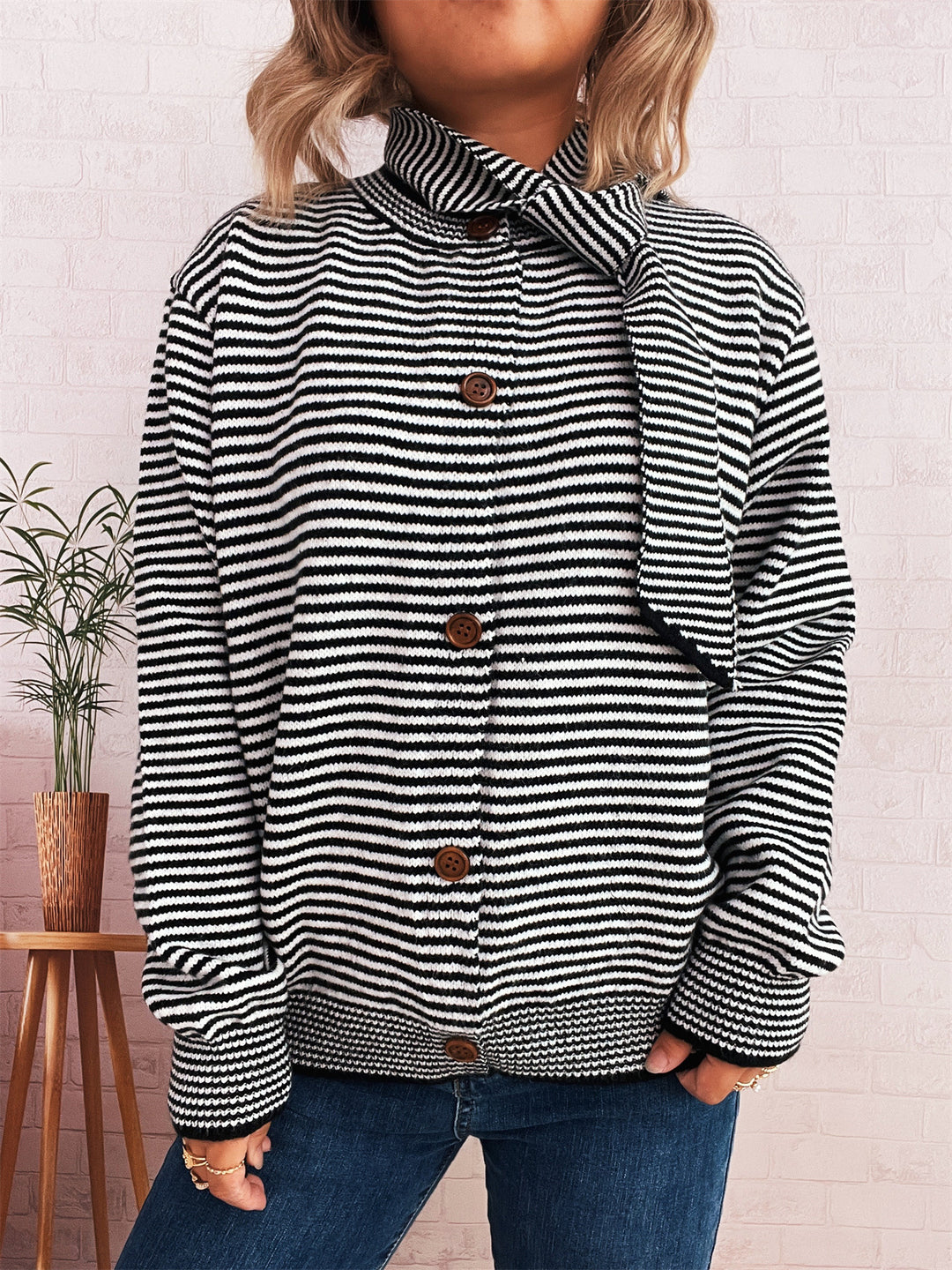 Damen gestreifte Strickjacke mit modernem Kragen und Knopfverschluss EB
