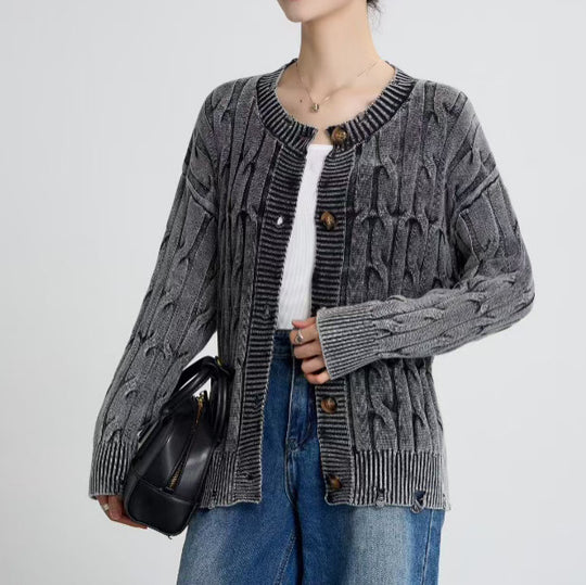 Damen Strickjacke mit Zopfmuster und eleganten Knopfdetails EB