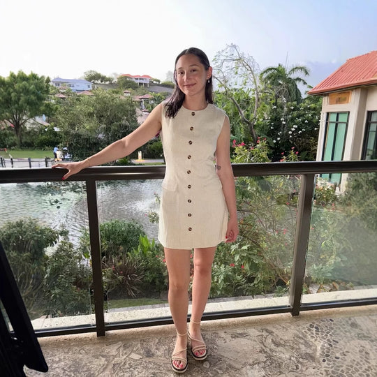 Damen ärmelloses Blusenkleid mit praktischen Taschen und dekorativen Knopfdetails EB