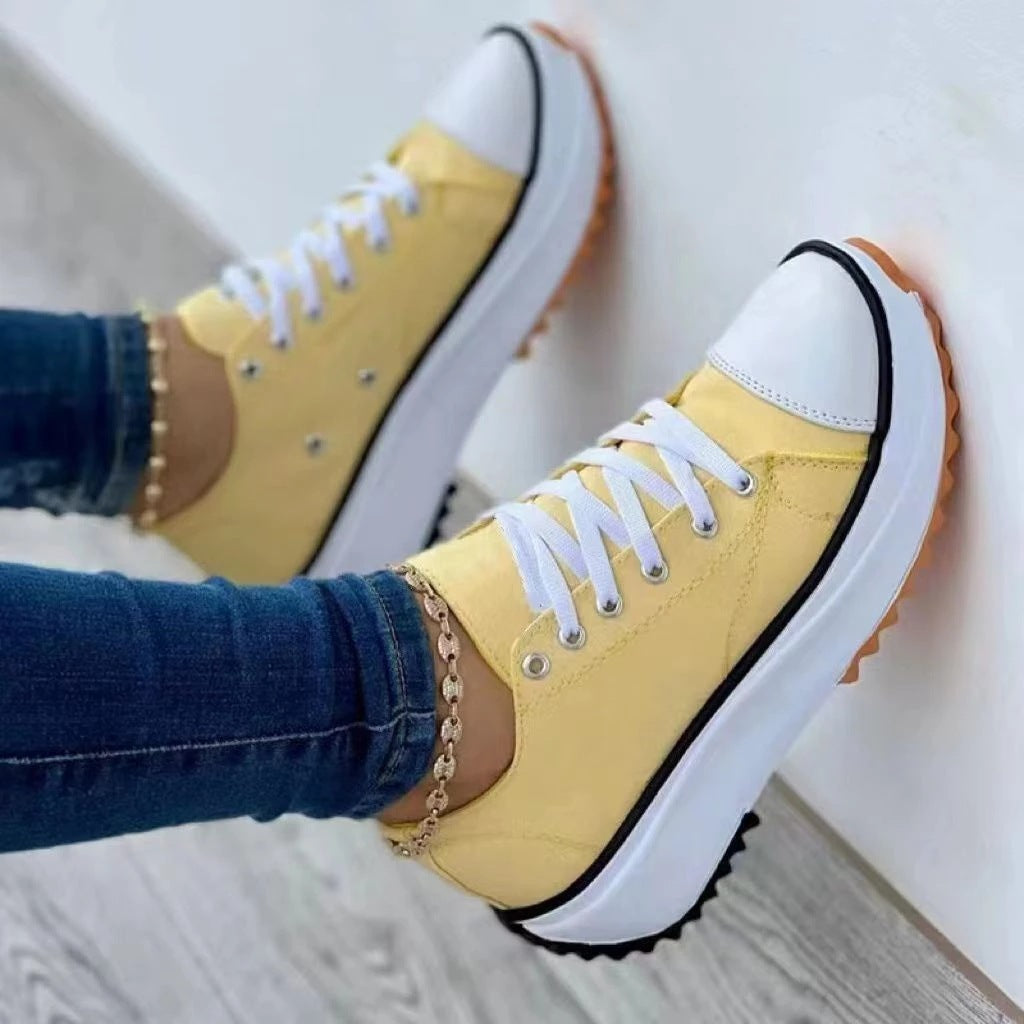 Damen Plateau-Sneaker mit Canvas-Obermaterial, verstärkter Zehenkappe und profilierter Gummilaufsohle EB