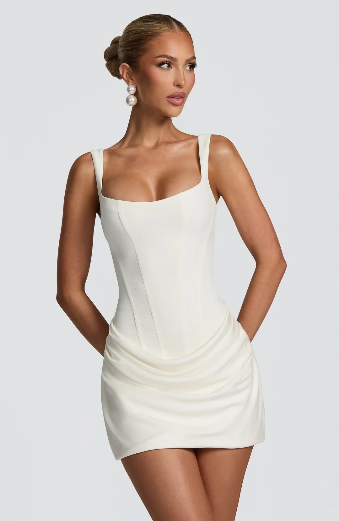 Damen Minikleid mit eleganter Drapierung und strukturierter Silhouette EB