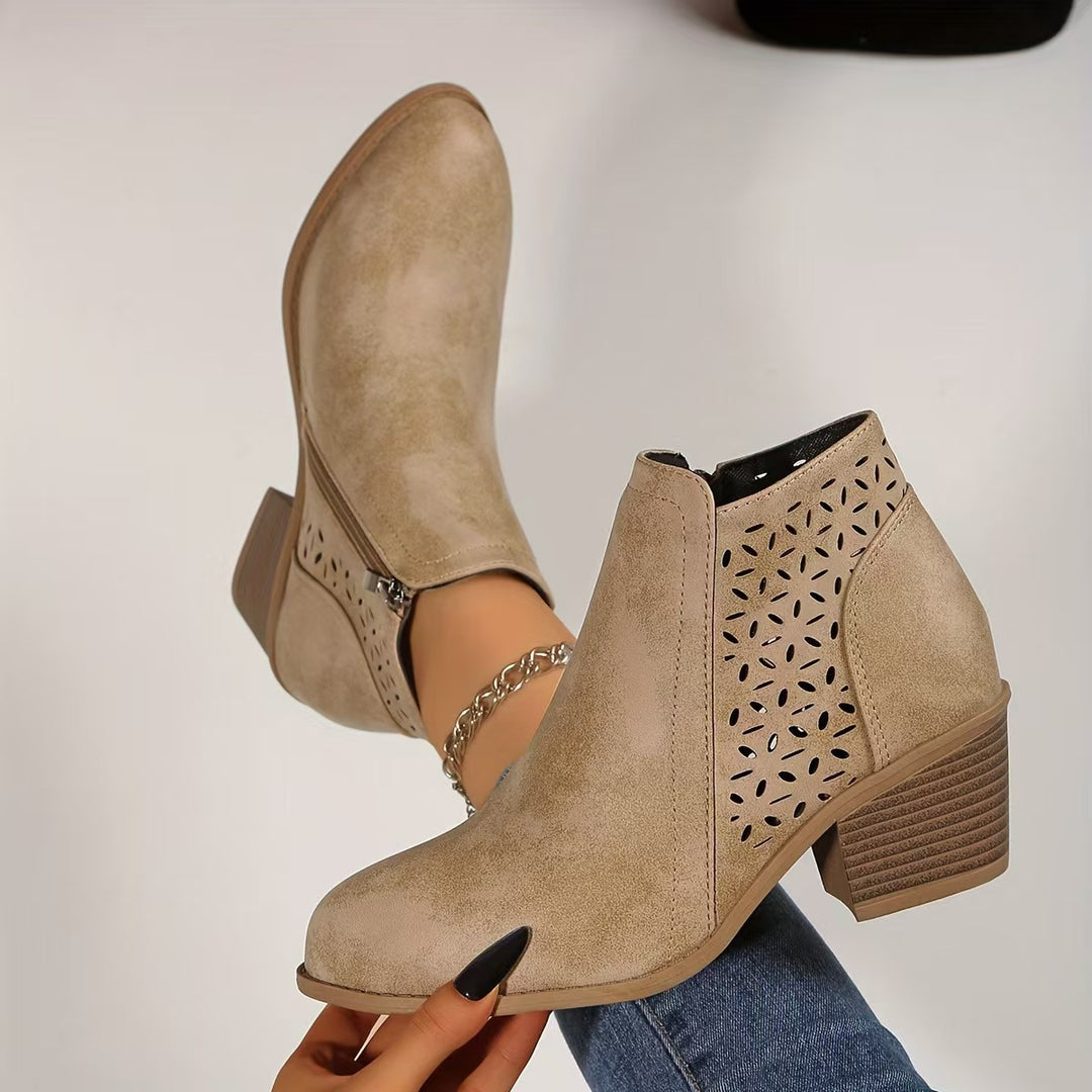 Damen Stiefeletten mit laserperforiertem Blattmuster, Wildlederoptik und mittlerem Blockabsatz EB