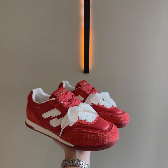 Damen Sneaker mit auffälligem Band und sportlichem Design EB