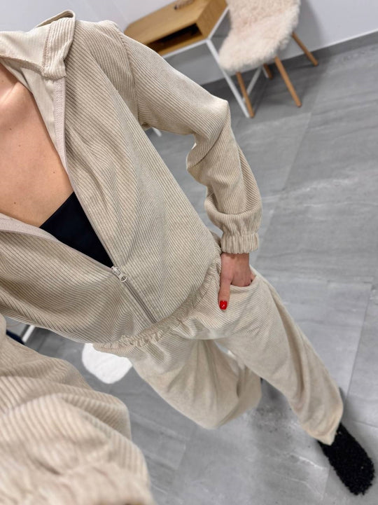 Damen weiches Cordvelours-Zweiteiler mit kurzer Kapuzenzipjacke und weiter Komforthose Eichborn Berlin
