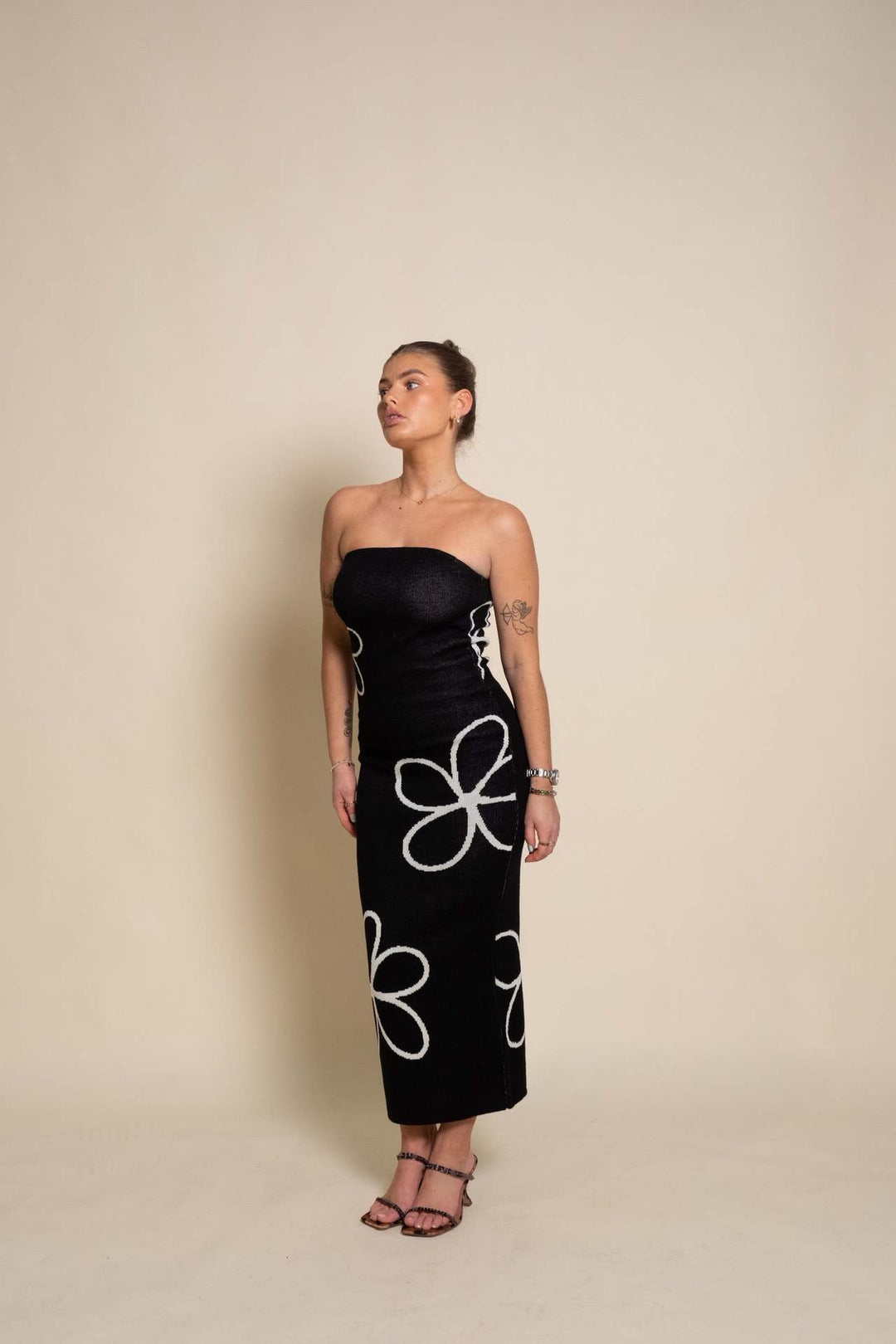 Damen Maxikleid im trendigen Silhouette mit asymmetrischem Design und dekorativen Linien EB