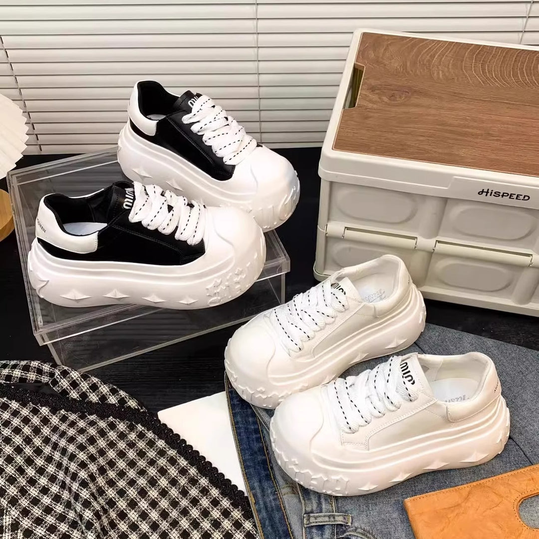 Damen Sneakers mit gesteigertem Plateau-Design und modischer Ziersteppung EB