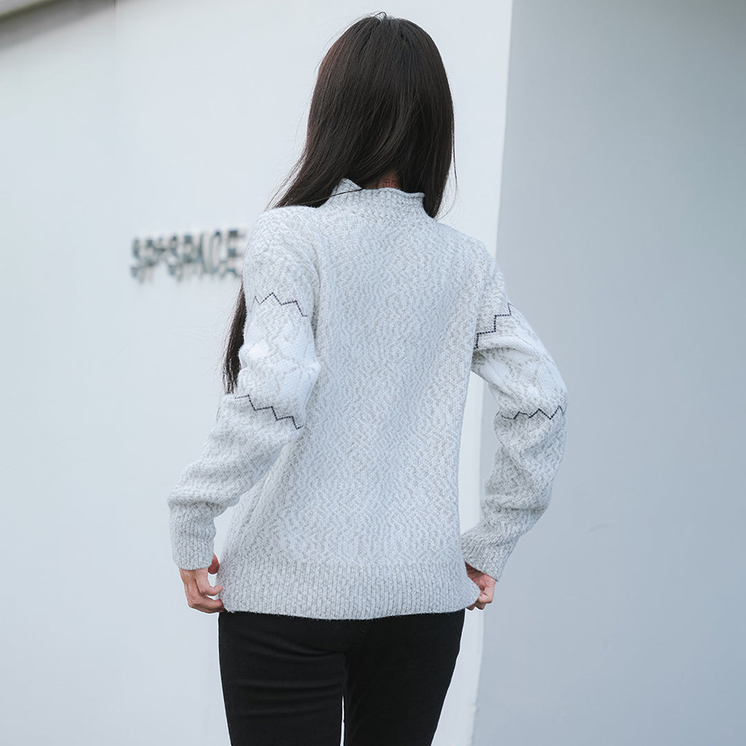 Damen kuscheliger Pullover mit hochgelegtem Kragen und winterlichem Motiv EB