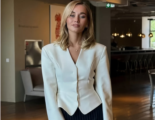 Damen modische Blazerjacke mit tailliertem Schnitt und eleganten Details EB