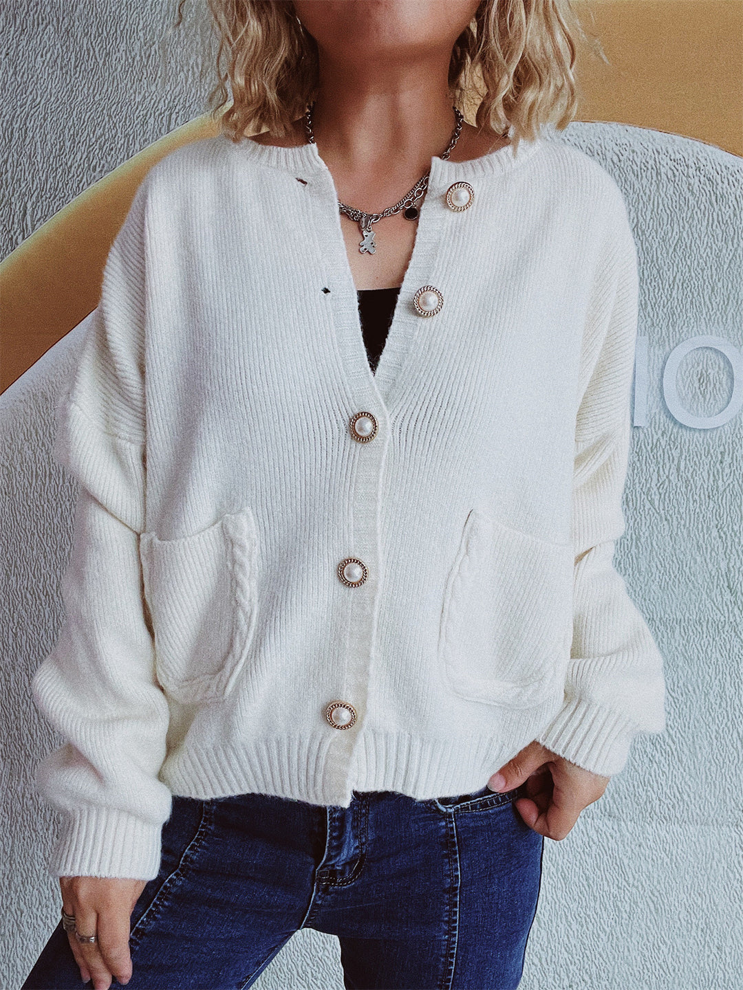 Damen Strickjacke mit dekorativen Perlenknöpfen und praktischen Taschen EB