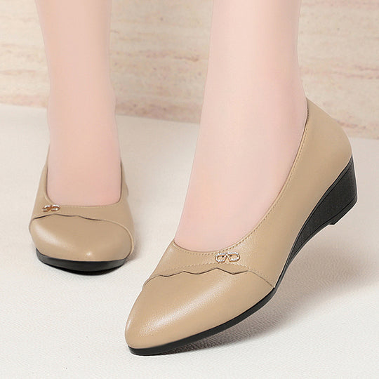 Damen Wedge Pumps mit elegantem Wellenmuster und modischem Schmuckdetail EB