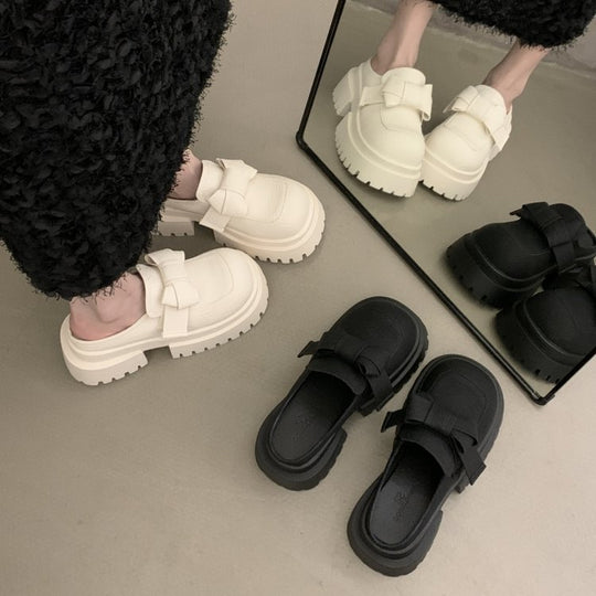 Damen Stilvolle Clogs mit trendigem Riemen und rutschfester Sohle EB