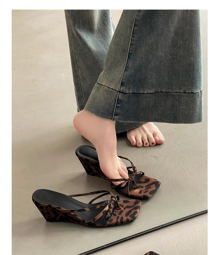 Damen Wedge-Sandalen mit animalischem Print und modischem Riemendesign EB