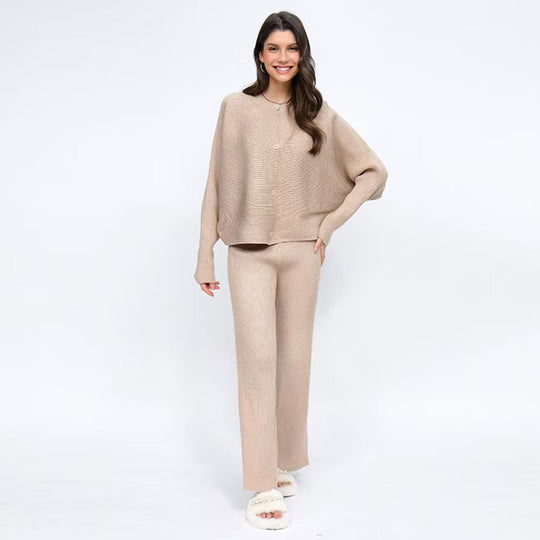 Damen hochwertiges Strick-Lounge-Set mit weiter Schnittführung und Knopfdetails EB