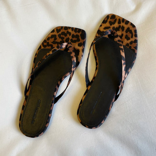 Damen Zehentrenner-Sandalen mit stilvollem Leopardenmuster und eleganten Riemen EB