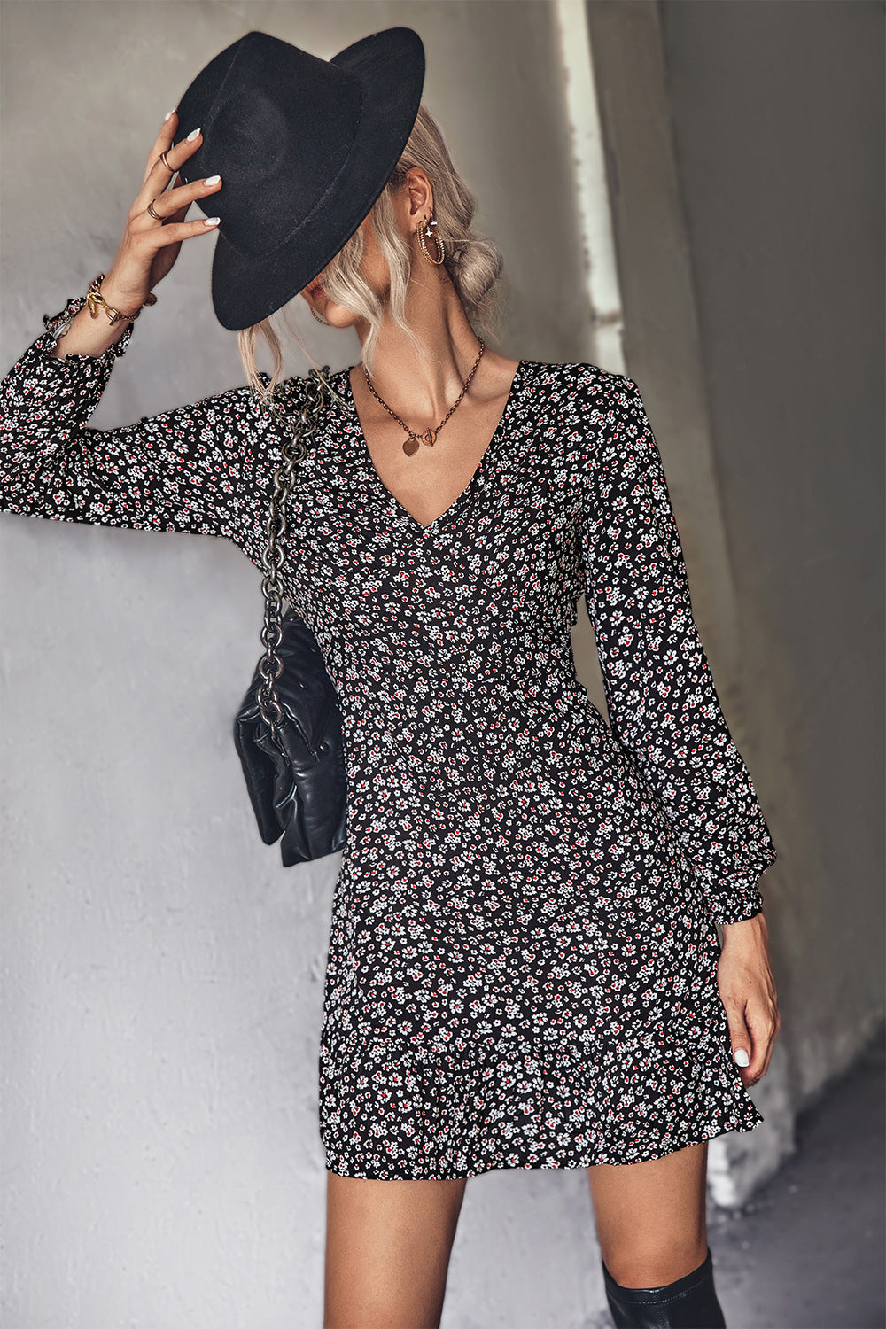 Damen Minikleid mit verspieltem floralem Muster und femininem V-Ausschnitt EB