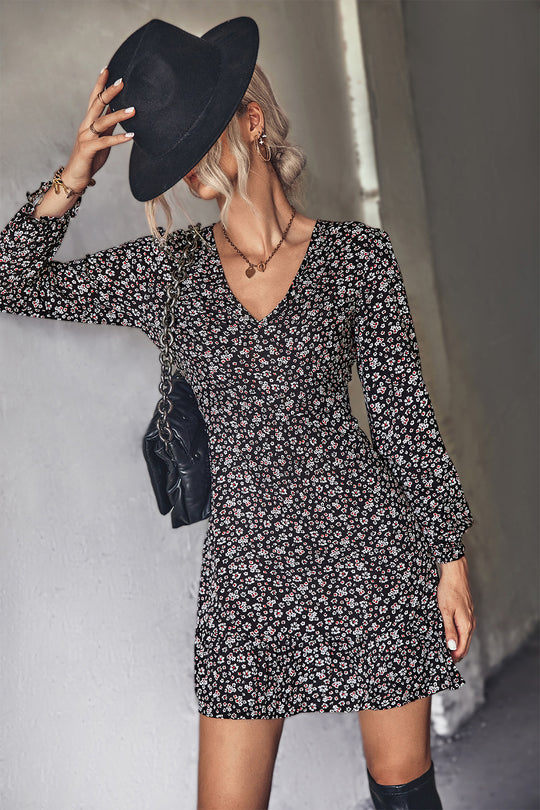 Damen Minikleid mit verspieltem floralem Muster und femininem V-Ausschnitt EB