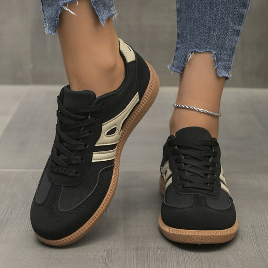 Damen Casual-Sneaker im Retro-Look aus Wildlederimitat mit kontrastierenden Zierstreifen und dämpfender Gummisohle EB