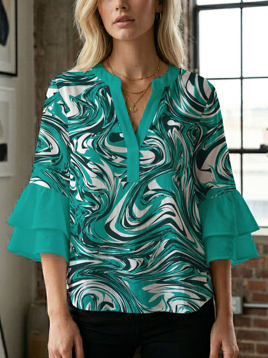 Damen Bluse mit voluminösen Flügelärmel und intensivem Blattmuster EB
