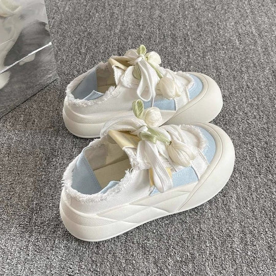 Damen Sneaker mit floralem Schnürsenkel und trendigem Design EB