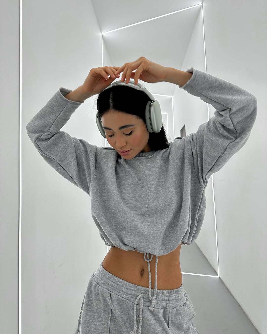 Damen kurzes Sweatshirt mit Kordelzug und Oversize-Ärmeln EB