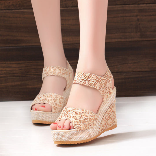 Damen Wedge-Sandalen mit floralem Spitzen-Design und bequemem Fußbett EB