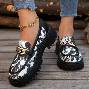 Damen Modische Loafers mit floralem Motiv und glänzenden Kettenakzenten EB