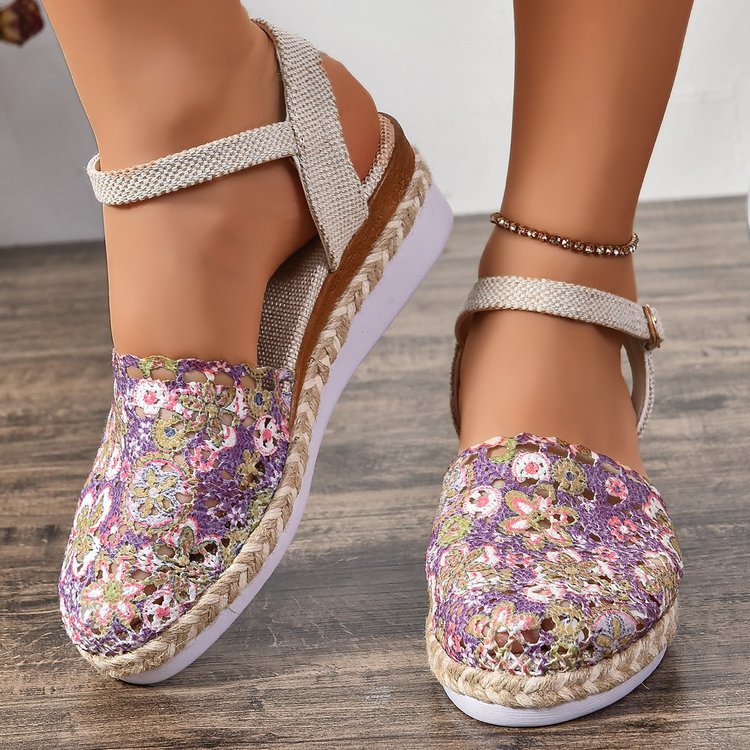 Damen  bestickte Espadrille-Pantoletten mit verstellbarem Knöchelriemen, floraler Häkel-Optik und geflochtenem Jute-Plateau EB