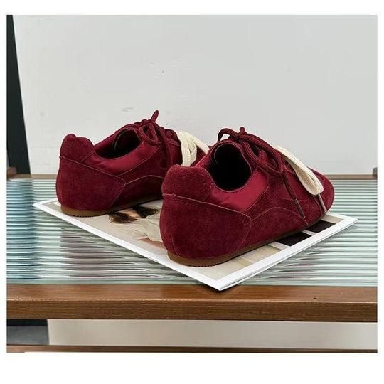 Damen Sportliche Sneakers mit weichem Wildleder-Obermaterial und modischem Schnürsystem EB