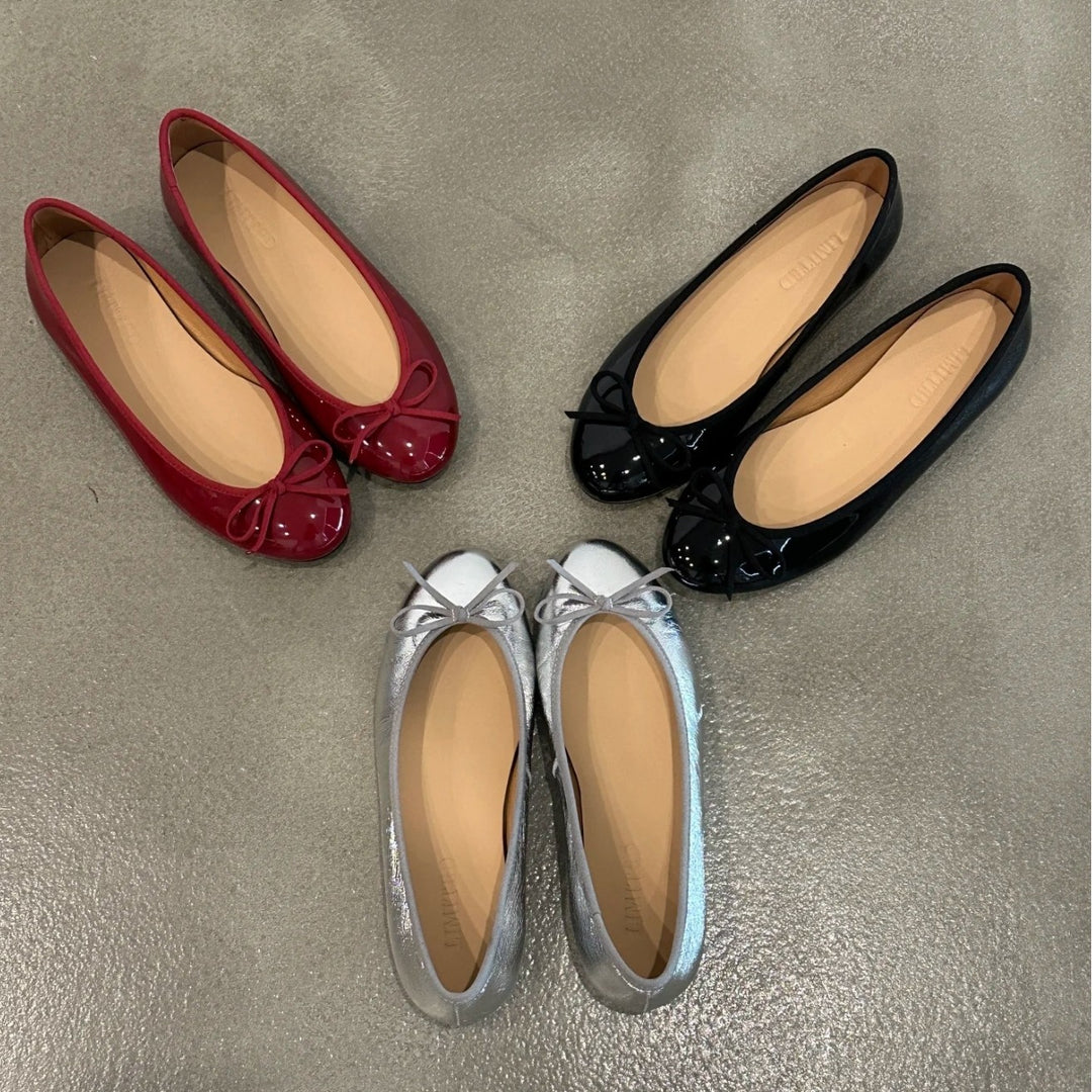 Damen Ballerina-Schuhe mit glänzender Oberfläche und verspieltem Schleifenakzent EB