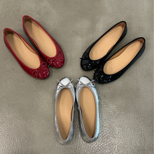 Damen Ballerina-Schuhe mit glänzender Oberfläche und verspieltem Schleifenakzent EB