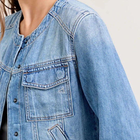 Damen Jeansjacke im lässigen Cropped-Schnitt mit praktischen Taschen und Knopfdetails EB