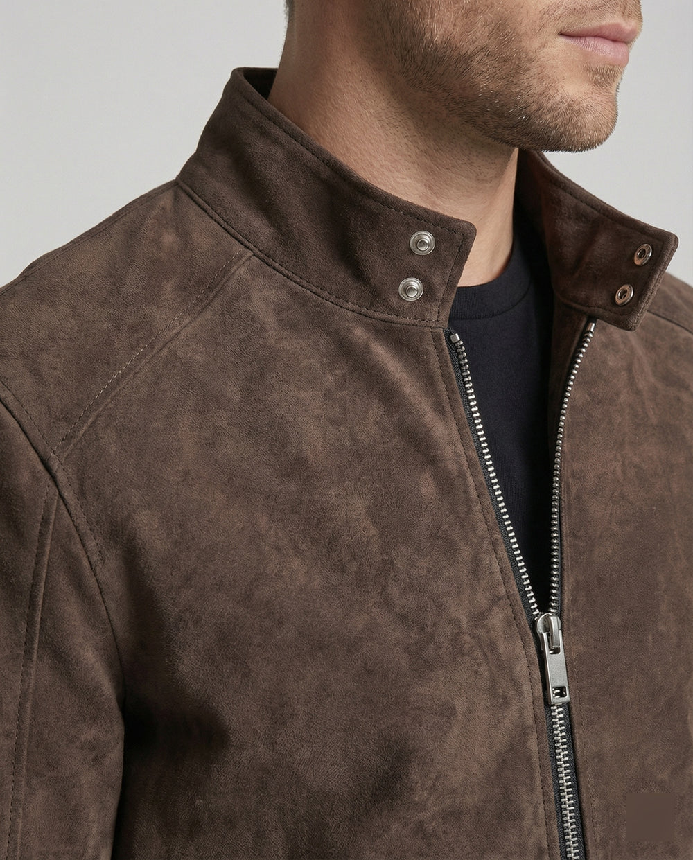Herren kurz geschnittene Velourslederoptik-Jacke mit Stehkragen, durchgehendem Reißverschluss und Druckknopfmanschetten EB