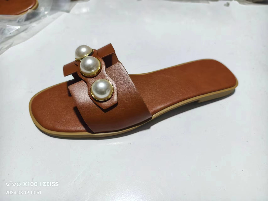 Damen nan flache Pantolette mit großen Zierperlen und goldumrandeten Applikationen gepolstertes Komfortfußbett EB