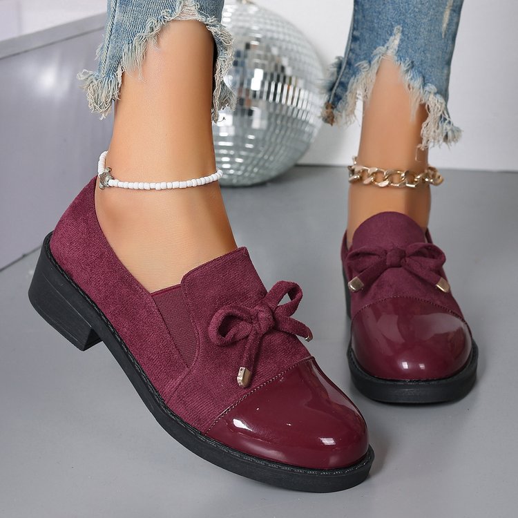 Damen Lack- und Wildlederslipper mit Zierschleife und niedrigem Blockabsatz EB